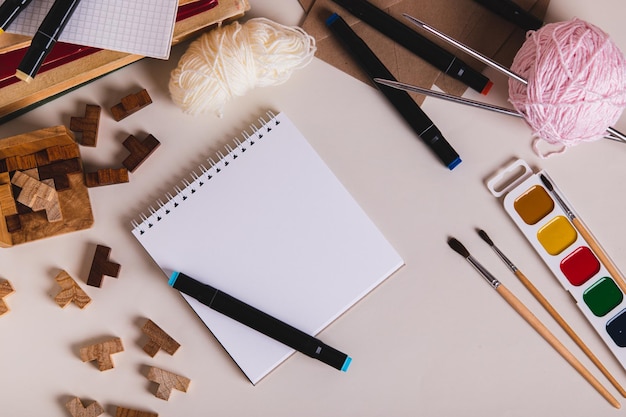 Biurko z narzędziami do haftu